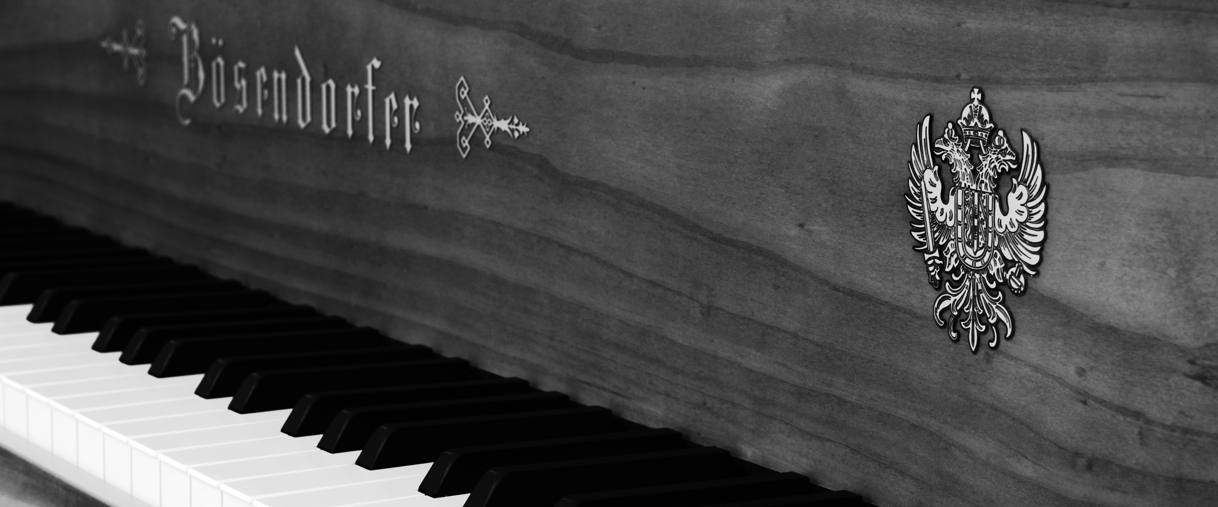 Clavier d’un piano Bösendorfer, avec blason et nom de la marque