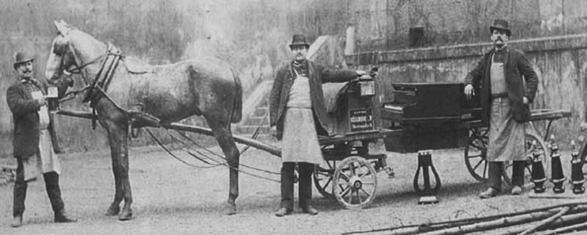 Transport de piano en voiture à cheval, au début du XXe siècle